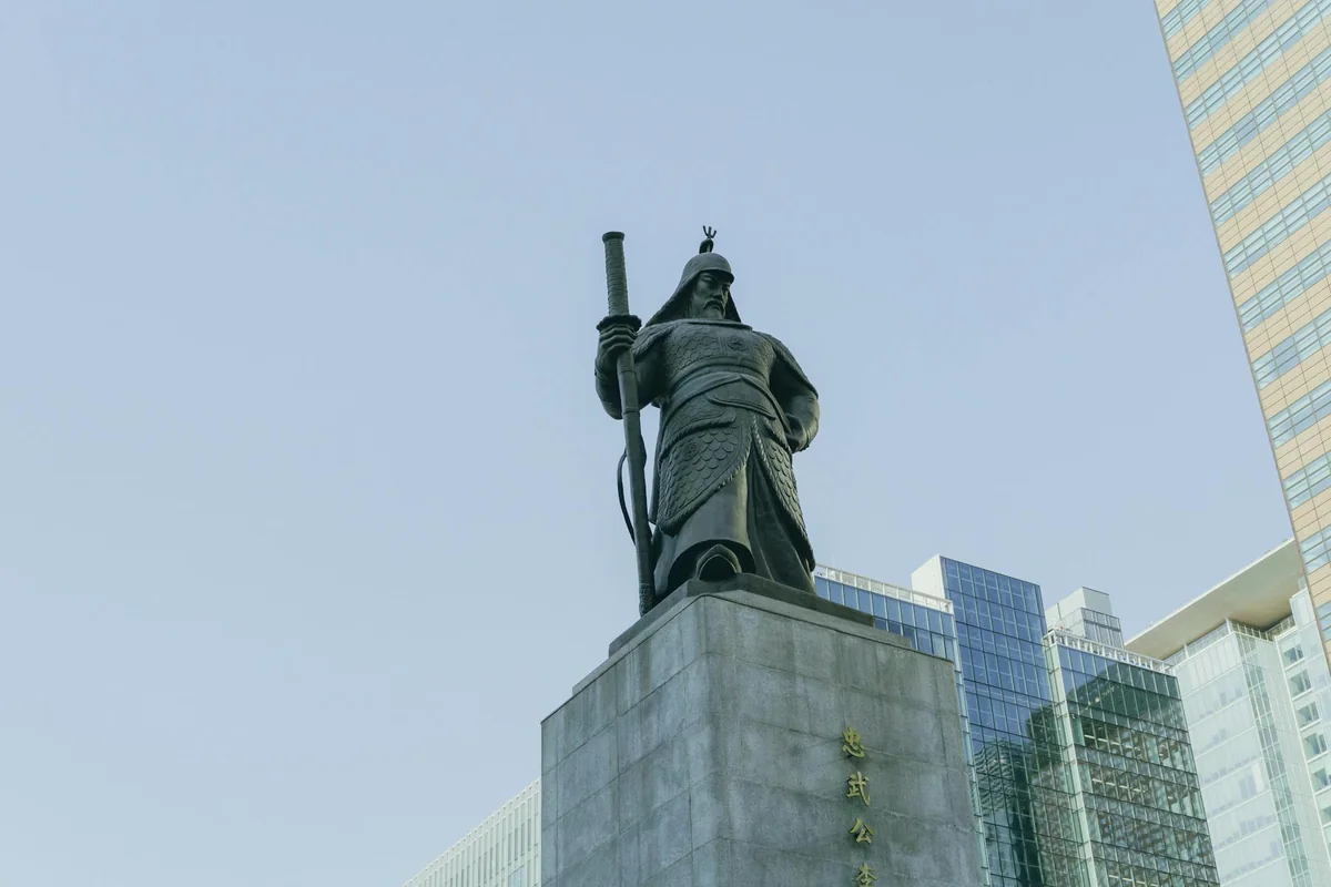 人文频道题材配图：手艺人在工作台前的手部动作